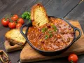 Gęste chili con carne z fasolą i kukurydzą, podane z chrupiącym pieczywem. Idealne na obiad na dwa dni.