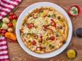 Pyszna pizza z mięsem, warzywami i serem. Szukasz czegoś, czym zastąpić oregano? Spróbuj bazylii lub tymianku dla podobnego aromatu.