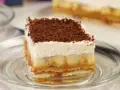 Pyszne ciasto bez pieczenia z bananami, karmelem i bitą śmietaną, posypane czekoladą. Idealne na deser.