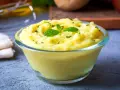 Puszyste puree ziemniaczane, idealne do nauki jak zrobić puree. Udekorowane listkami mięty i posypane natką.