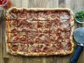 Domowa pizza na blachę z pepperoni, idealna na rodzinne spotkanie. Prosty przepis, pyszny efekt!