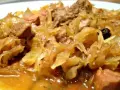 Gęsty, aromatyczny bigos z różnymi rodzajami mięsa, idealny na zimowe wieczory. Zastanawiasz się, jakie mięso do bigosu wybrać?