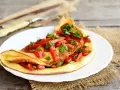 Puszysty omlet z papryką i natką pietruszki. Idealny pomysł na obiad, gdy chcesz zjeść coś szybkiego i pysznego.
