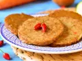 Plasterki seitanu, smażone na złoto, ozdobione dwoma papryczkami chili. Idealne do wegańskich burgerów. Seitan co to? To roślinne białko!
