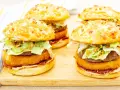 Pyszny burger drwala przepis: soczysty kotlet, chrupiąca panierka, świeża sałata i chrupiąca cebulka w bułce z bekonem.