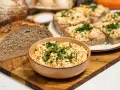 Pyszna pasta na kanapki z jajek, warzyw i ziół, podana z chlebem. Idealna na śniadanie lub przekąskę.