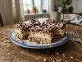 Pyszne ciasto Kinder Country na talerzyku, z chrupiącą warstwą i kremowym nadzieniem. Idealne na deser.
