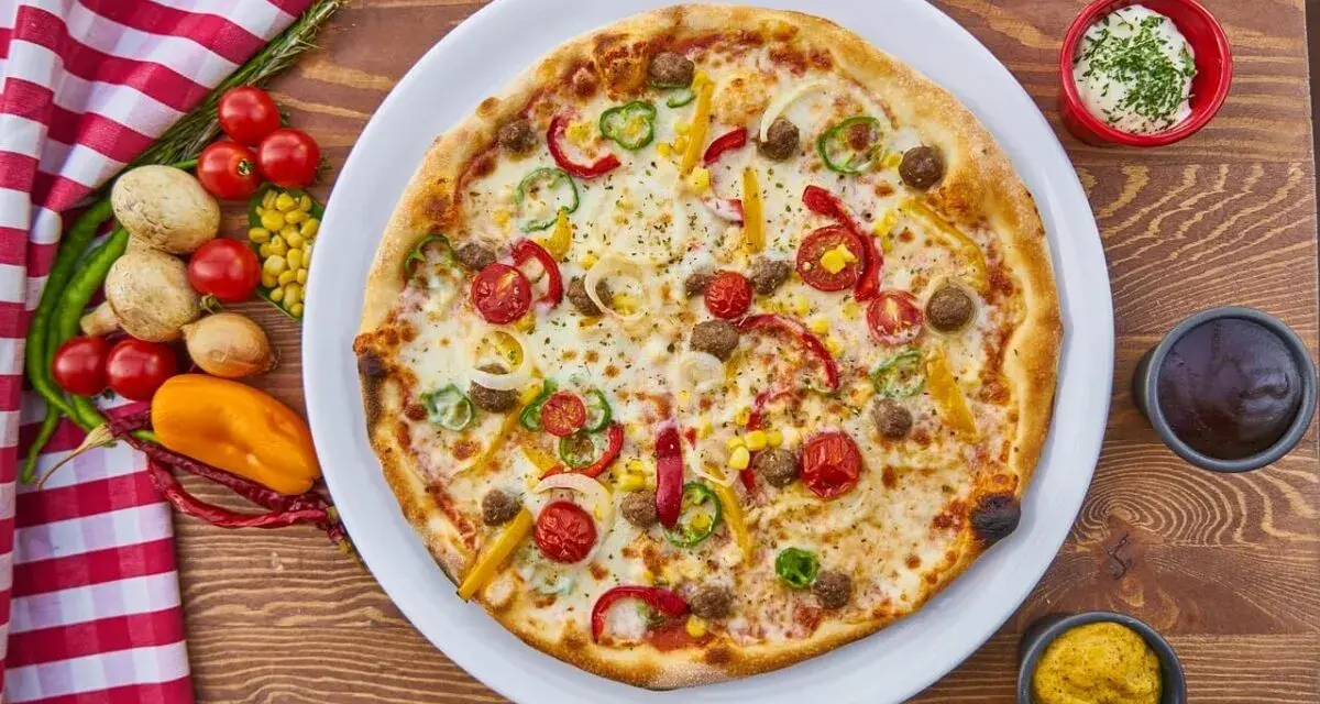 Pyszna pizza z mięsem, warzywami i serem. Szukasz czegoś, czym zastąpić oregano? Spróbuj bazylii lub tymianku dla podobnego aromatu.