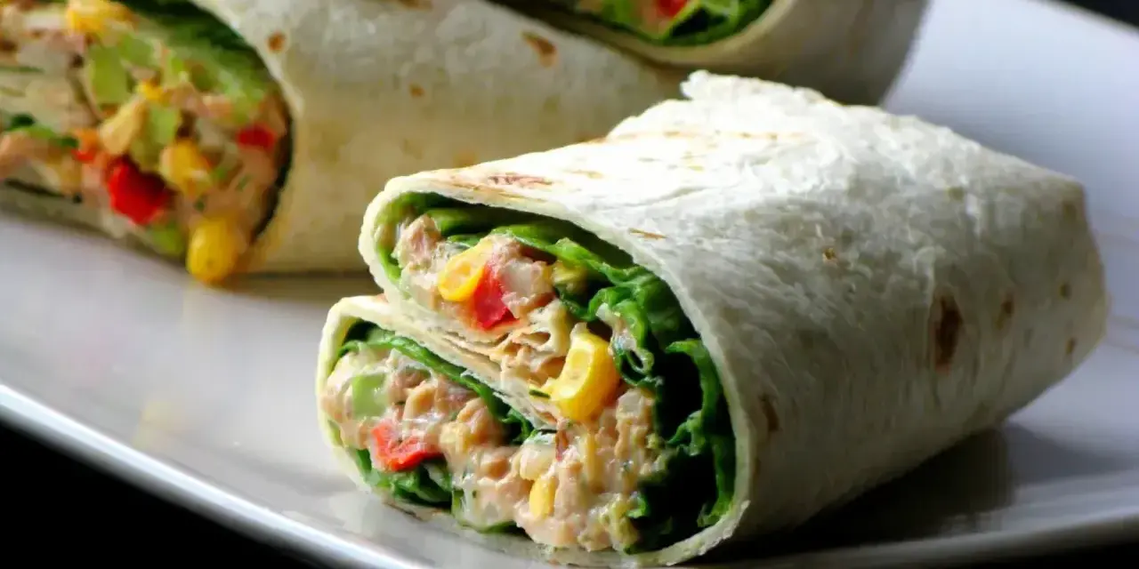 Pyszna tortilla na zimno z tuńczykiem, kukurydzą, papryką i sałatą. Idealna na szybki lunch.