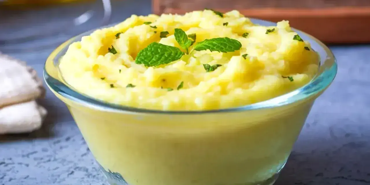 Puszyste puree ziemniaczane, idealne do nauki jak zrobić puree. Udekorowane listkami mięty i posypane natką.