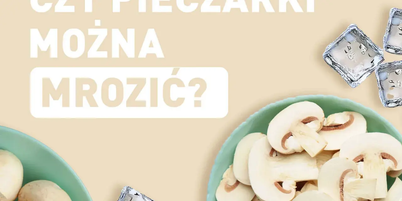 Czy pieczarki można mrozić? Na talerzu świeże pieczarki i kostki lodu.