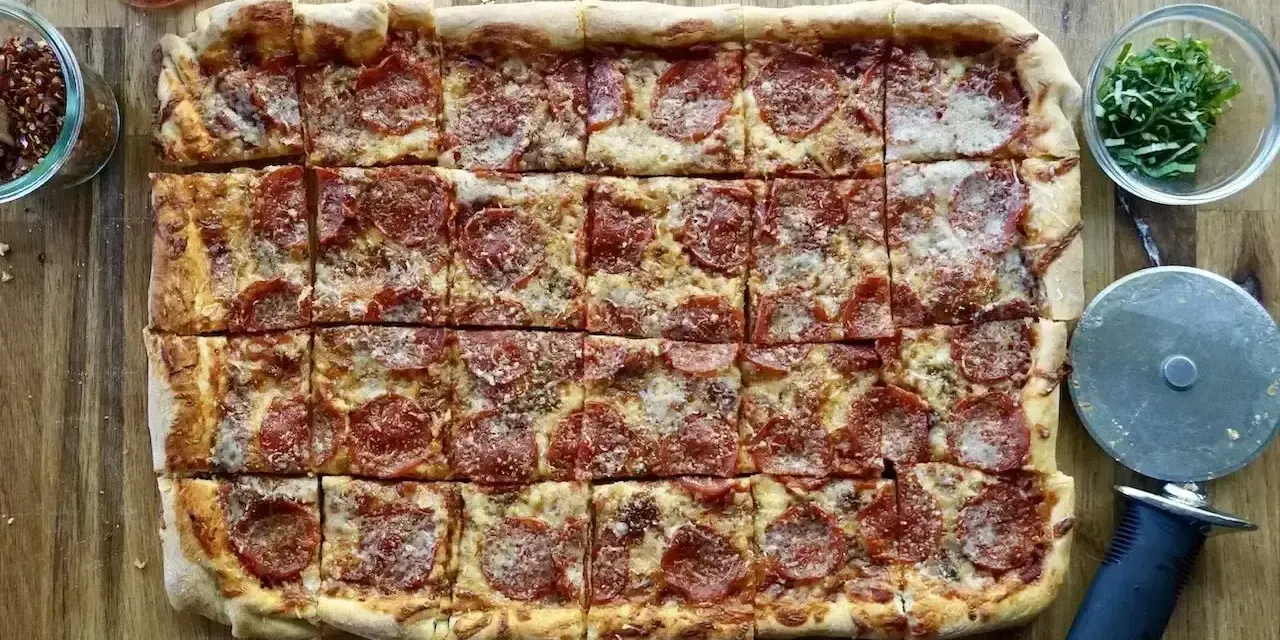 Domowa pizza na blachę z pepperoni, idealna na rodzinne spotkanie. Prosty przepis, pyszny efekt!