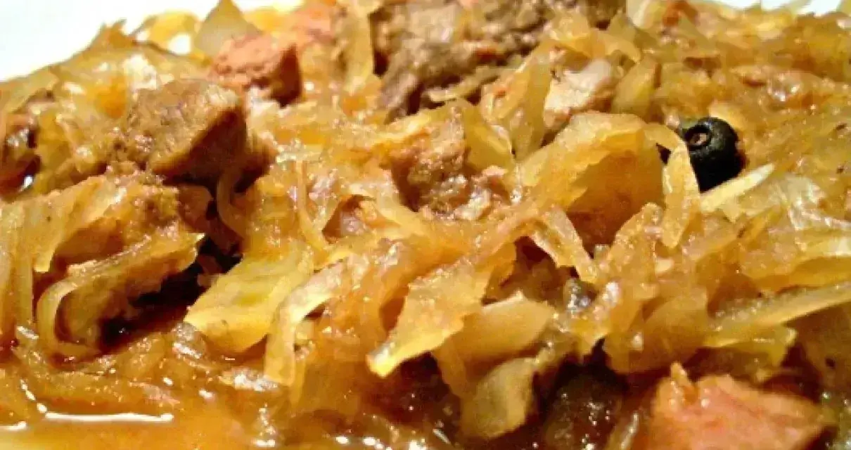 Gęsty, aromatyczny bigos z różnymi rodzajami mięsa, idealny na zimowe wieczory. Zastanawiasz się, jakie mięso do bigosu wybrać?
