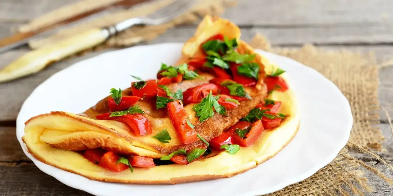Puszysty omlet z papryką i natką pietruszki. Idealny pomysł na obiad, gdy chcesz zjeść coś szybkiego i pysznego.
