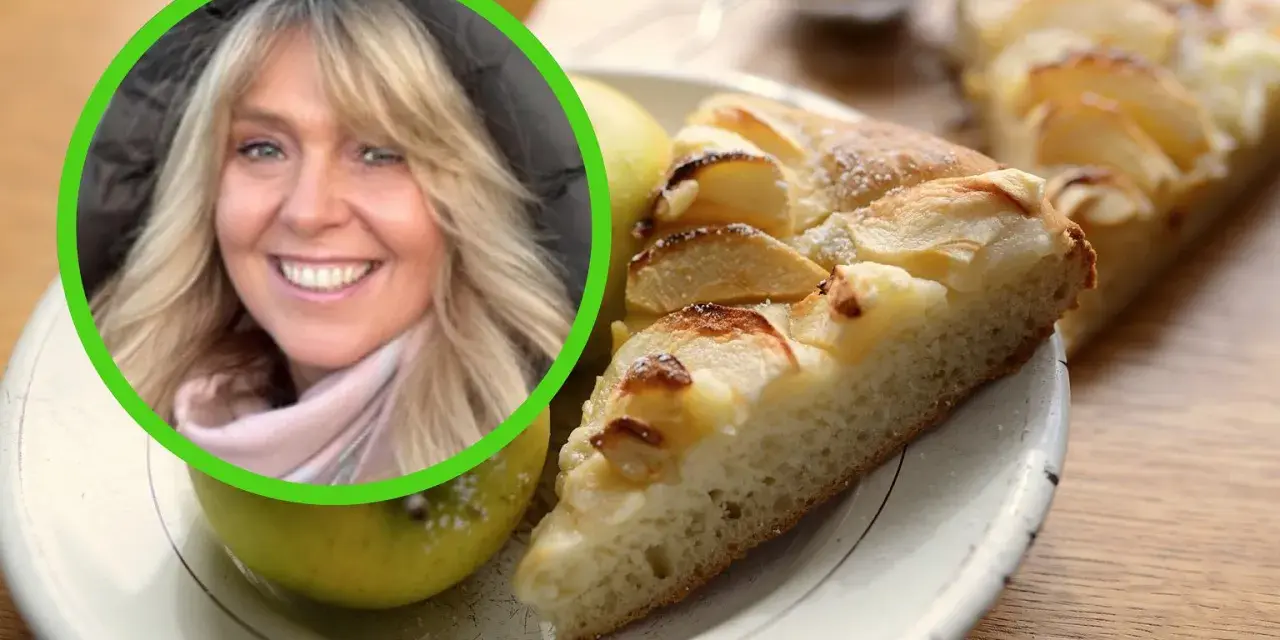 Uśmiechnięta blondynka na tle pysznego, domowego ciasta drożdżowego z jabłkami.