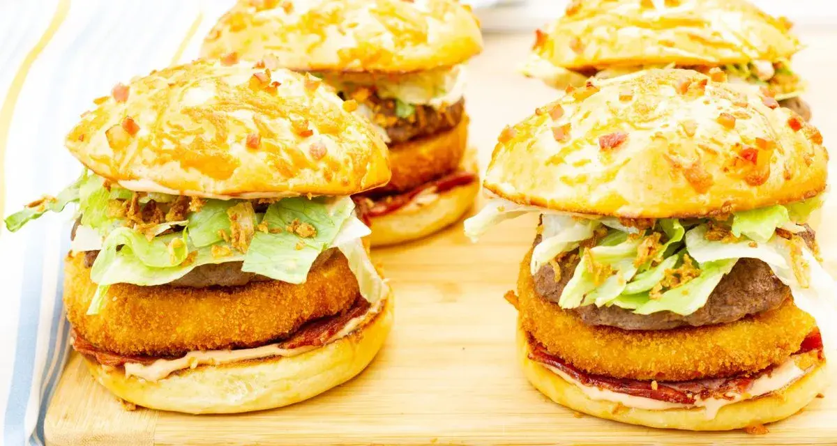Pyszny burger drwala przepis: soczysty kotlet, chrupiąca panierka, świeża sałata i chrupiąca cebulka w bułce z bekonem.