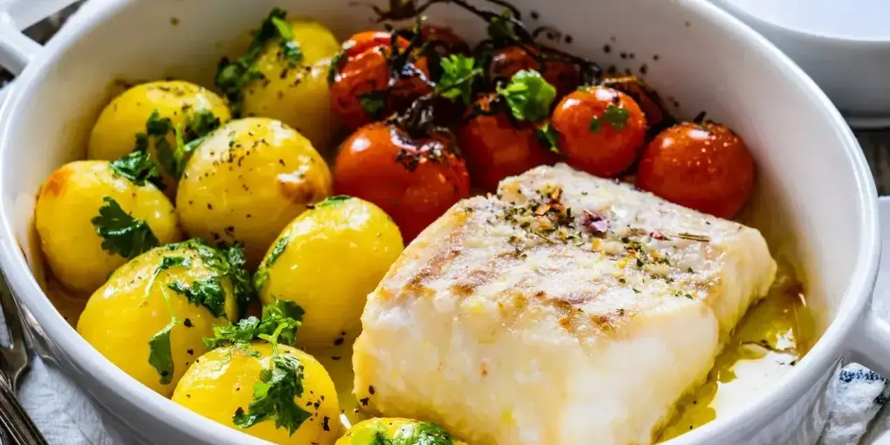 Pieczony filet rybny z ziemniaczkami i pomidorkami. Idealne połączenie, by dowiedzieć się, czym przyprawić rybę.