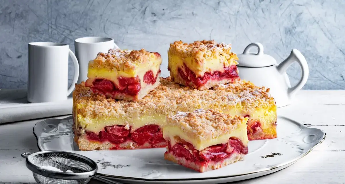 Pyszna tarta z truskawkami i budyniem, posypana kruszonką, czeka na spróbowanie. Idealna na deser!