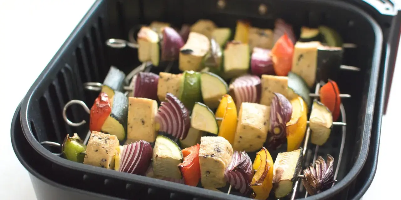 Kolorowe szaszłyki z tofu i warzywami w airfryerze. Pyszne dania z airfryer to szybki sposób na zdrowy posiłek.