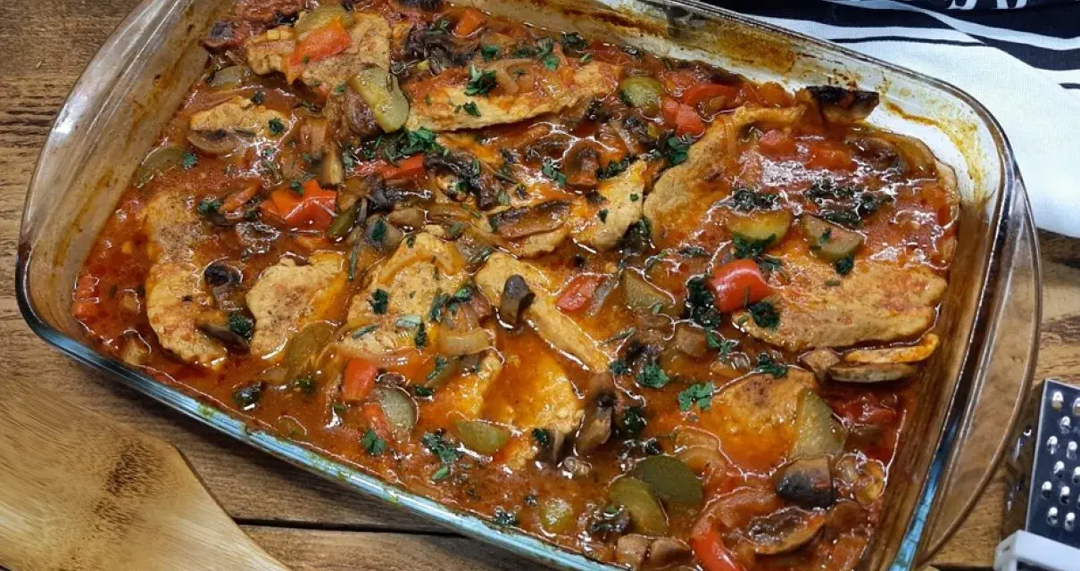 Pyszny schab po cygańsku w sosie z pieczarkami i papryką, zapiekany w naczyniu żaroodpornym.