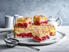 Pyszna tarta z truskawkami i budyniem, posypana kruszonką, czeka na spróbowanie. Idealna na deser!