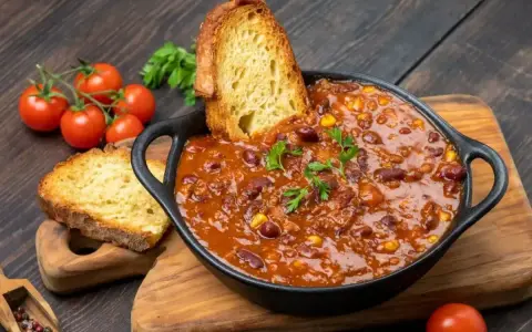 Gęste chili con carne z fasolą i kukurydzą, podane z chrupiącym pieczywem. Idealne na obiad na dwa dni.