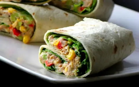 Pyszna tortilla na zimno z tuńczykiem, kukurydzą, papryką i sałatą. Idealna na szybki lunch.