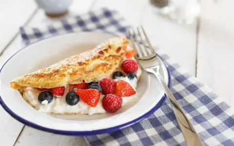Słodki omlet z serkiem i owocami leśnymi, idealny na śniadanie. Ten przepis na omlet na słodko zachwyci każdego.
