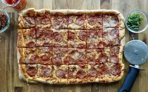 Domowa pizza na blachę z pepperoni, idealna na rodzinne spotkanie. Prosty przepis, pyszny efekt!