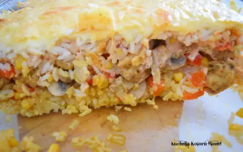 Pyszna zapiekanka gyros z ryżem, warzywami i serem. Warstwy ryżu, mięsa gyros, pieczarek i kukurydzy, zapieczone pod złotą pierzynką sera.