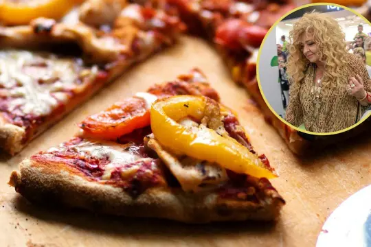 Pyszna pizza Magdy Gessler z papryką i pomidorami, obok jej zdjęcie.
