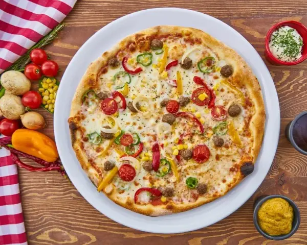 Pyszna pizza z mięsem, warzywami i serem. Szukasz czegoś, czym zastąpić oregano? Spróbuj bazylii lub tymianku dla podobnego aromatu.
