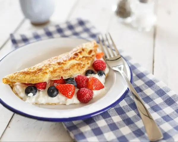 Słodki omlet z serkiem i owocami leśnymi, idealny na śniadanie. Ten przepis na omlet na słodko zachwyci każdego.