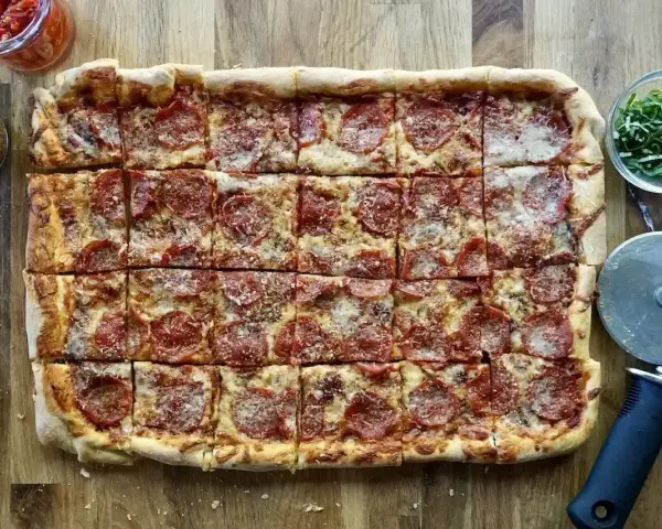 Domowa pizza na blachę z pepperoni, idealna na rodzinne spotkanie. Prosty przepis, pyszny efekt!