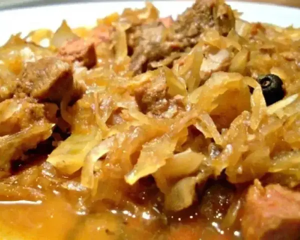 Gęsty, aromatyczny bigos z różnymi rodzajami mięsa, idealny na zimowe wieczory. Zastanawiasz się, jakie mięso do bigosu wybrać?