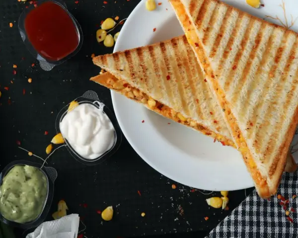 Grillowane tosty z kukurydzą i serem, podane z sosami. Oto co można zrobić w opiekaczu grillowym!