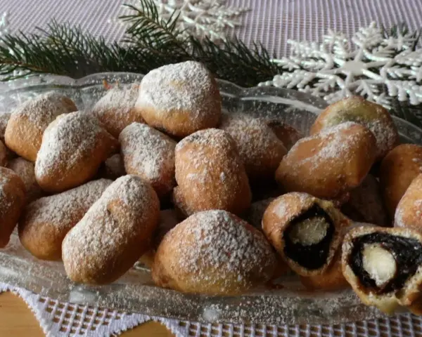 Pyszne pączki z powidłami śliwkowymi i kawałkiem banana. Idealne, gdy zastanawiasz się, co zrobić ze śliwek.
