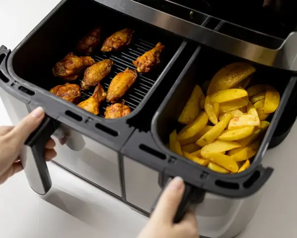 Co to jest airfryer? To urządzenie, które przygotowuje chrupiące skrzydełka i złociste frytki, wykorzystując gorące powietrze.