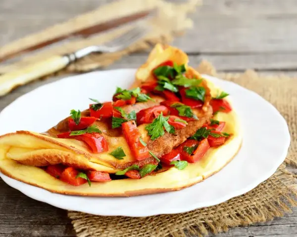 Puszysty omlet z papryką i natką pietruszki. Idealny pomysł na obiad, gdy chcesz zjeść coś szybkiego i pysznego.