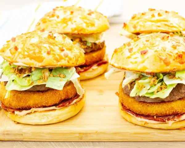 Pyszny burger drwala przepis: soczysty kotlet, chrupiąca panierka, świeża sałata i chrupiąca cebulka w bułce z bekonem.