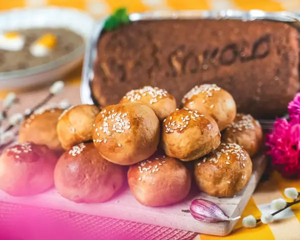 Pyszne przystawki na Wielkanoc: babeczki z makiem i sezamem, żurek z jajkiem i ciasto z napisem "Sokolo".