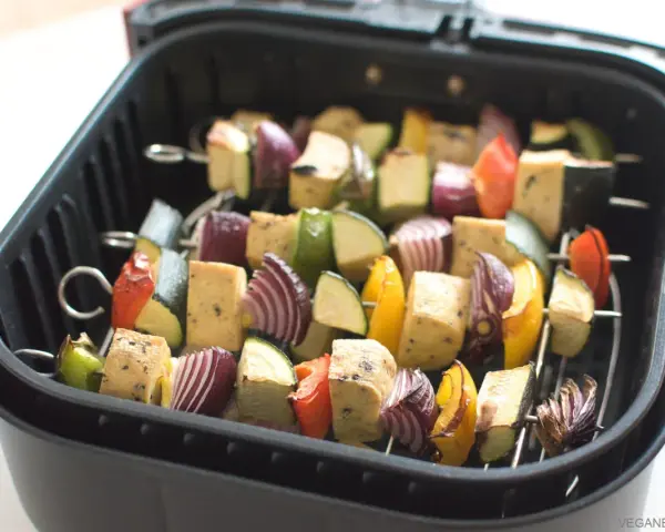 Kolorowe szaszłyki z tofu i warzywami w airfryerze. Pyszne dania z airfryer to szybki sposób na zdrowy posiłek.