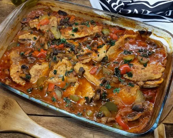 Pyszny schab po cygańsku w sosie z pieczarkami i papryką, zapiekany w naczyniu żaroodpornym.