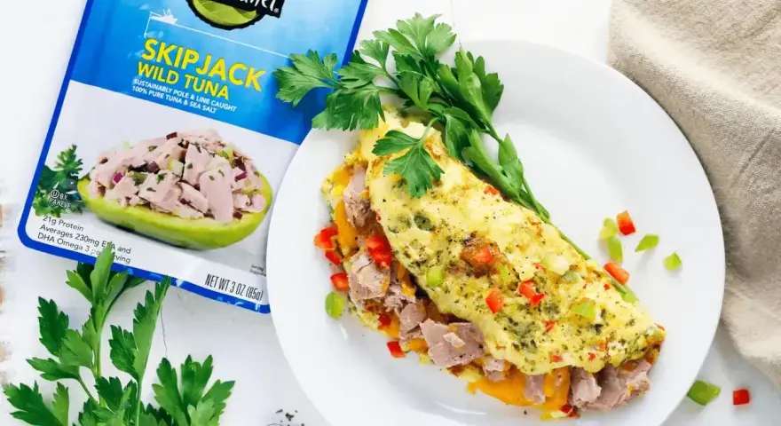 Pyszny omlet z tuńczykiem, papryką i ziołami, obok opakowanie tuńczyka Wild Planet.