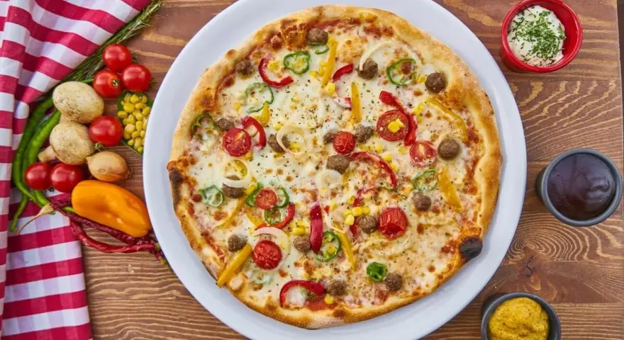Pyszna pizza z mięsem, warzywami i serem. Szukasz czegoś, czym zastąpić oregano? Spróbuj bazylii lub tymianku dla podobnego aromatu.