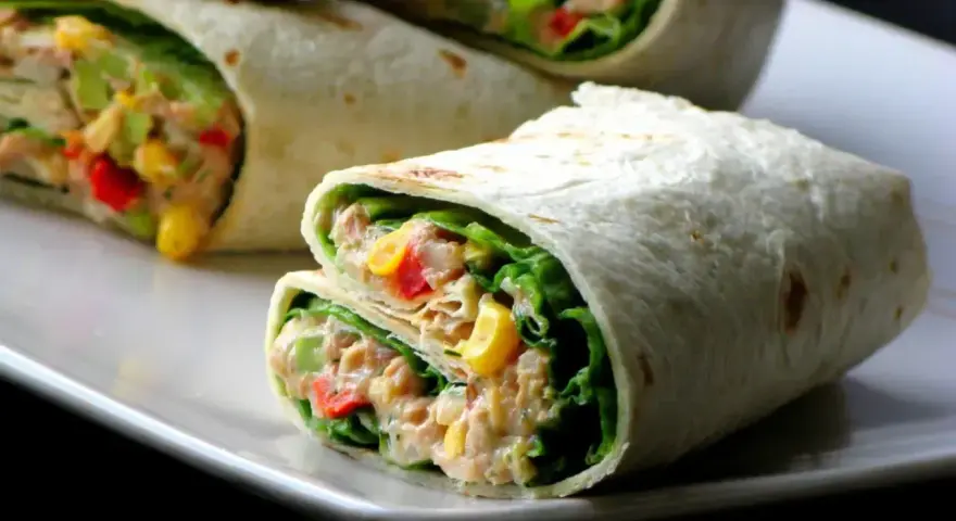 Pyszna tortilla na zimno z tuńczykiem, kukurydzą, papryką i sałatą. Idealna na szybki lunch.