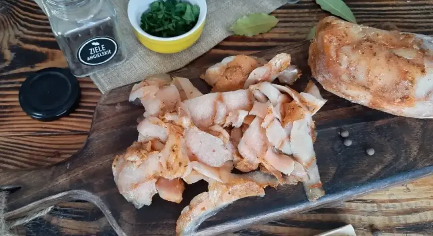Pokrojony kebab z baraniny, przyprawiony i gotowy do podania. Obok miseczka z posiekaną natką, ziele angielskie i liście laurowe.