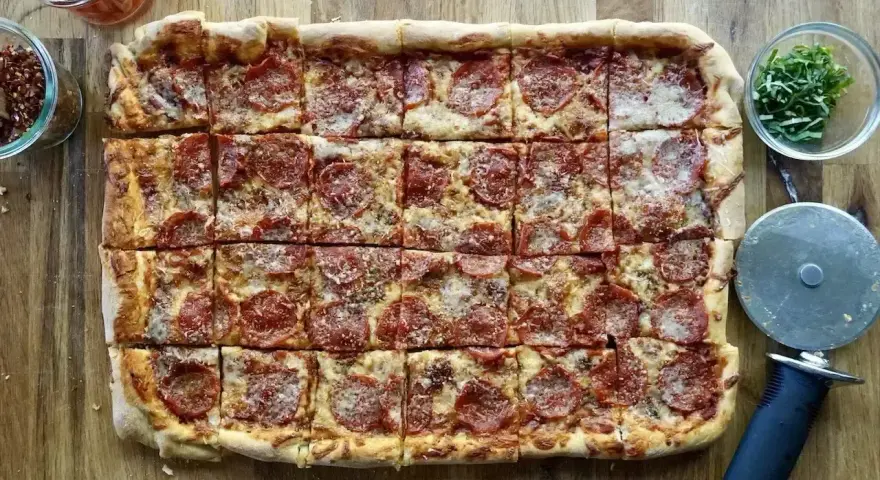 Domowa pizza na blachę z pepperoni, idealna na rodzinne spotkanie. Prosty przepis, pyszny efekt!