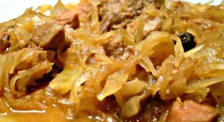 Gęsty, aromatyczny bigos z różnymi rodzajami mięsa, idealny na zimowe wieczory. Zastanawiasz się, jakie mięso do bigosu wybrać?
