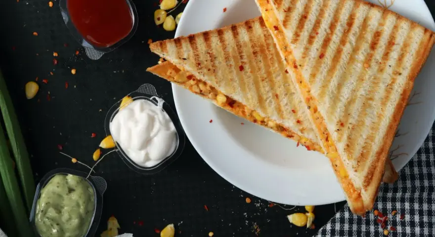 Grillowane tosty z kukurydzą i serem, podane z sosami. Oto co można zrobić w opiekaczu grillowym!